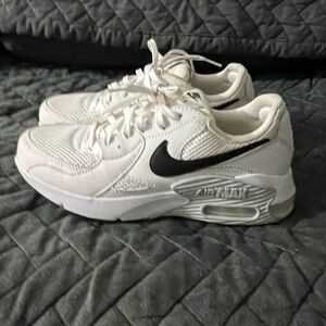 Nike Air Max Excee Women’s Size 7 White Black Sneakers | Clean | Comfortable